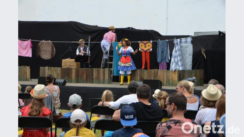 Die Nörgelei der &quot;Kuh Rosmarie&quot; geht den anderen Tieren auf dem Bauernhof gehörig auf dem Senkel. Sie wollen die Kuh loswerden und der Bauer schickt sie nach Afrika. Noch dazu gibt sie auch weniger Milch als all die anderen Kühe. Bild: dob