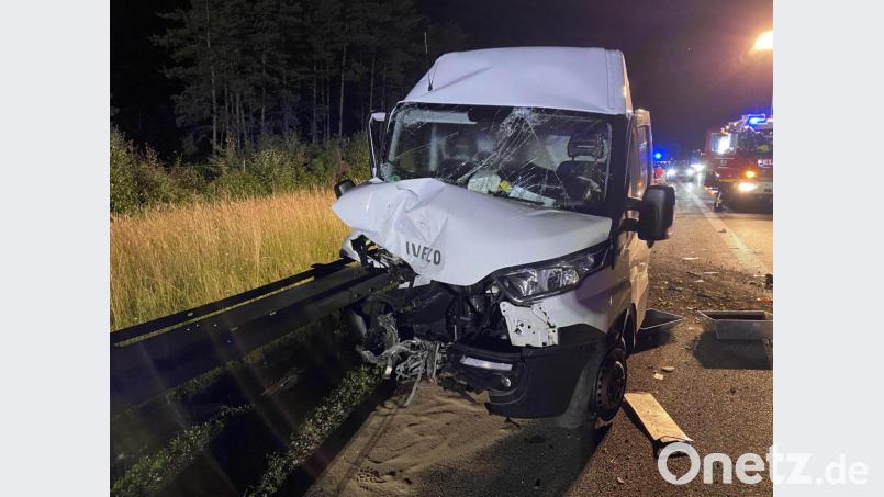 Der Fahrer konnte sein Wrack noch selbst verlassen und wurde mit dem Rettungsdienst ins Krankenhaus gefahren. Bild: egl