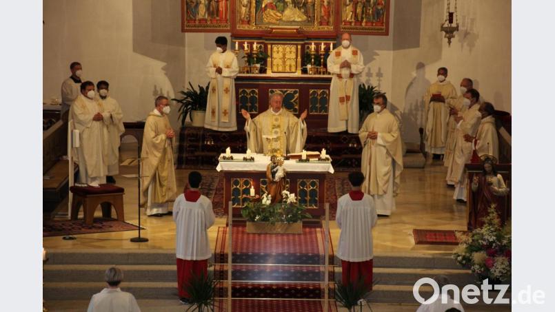 Zahlreiche Priester des Dekanats waren am Altar zur Messfeier versammelt. Die Predigt hielt Generalvikar Michael Fuchs (am Altar). Bild: kro