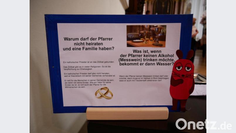 Auf zahlreichen in der Basilika verteilten Aufstellern wurden erläuternde Antworten zu den Fragen der Kinder illustriert dargestellt, wie hier zum Thema, warum ein katholischer Pfarrer nicht heiraten und eine Familie haben darf. Auch das Thema Messwein kam zur Sprache. Bild: hmr