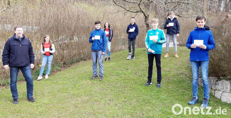Marco Kind (links) freut sich sehr, dass die Konfirmanden aus Königstein und Eschenfelden bei ihrer Spende an die Selbsthilfegruppe krebskranker Kinder gedacht haben. Bild: wku