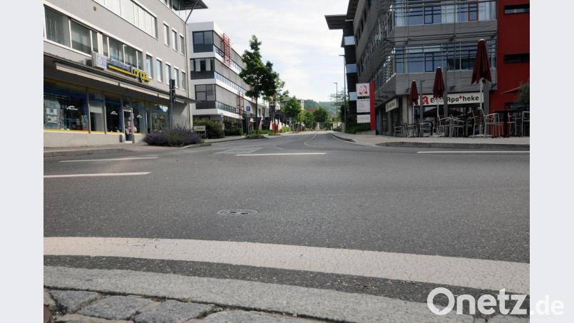 Die Emailfabrikstraße ist eine der Straßen, die eine neue Asphaltdecke erhalten. Die Parkplätze hinter der Apotheke und dem Sanitätshaus (links) können aber genutzt werden. Bild: Stephan Huber