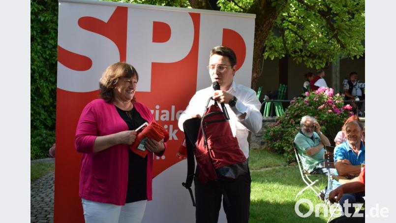 Damit die SPD-Bundestagskandidatin Marianne Schieder die heiße Phase des Wahlkampfes auch noch gut übersteht, überreichte ihr der stellvertretende Unterbezirksvorsitzende Peter Wein einen roten Rucksack voll mit Stärkungsmitteln. Bild: bnr