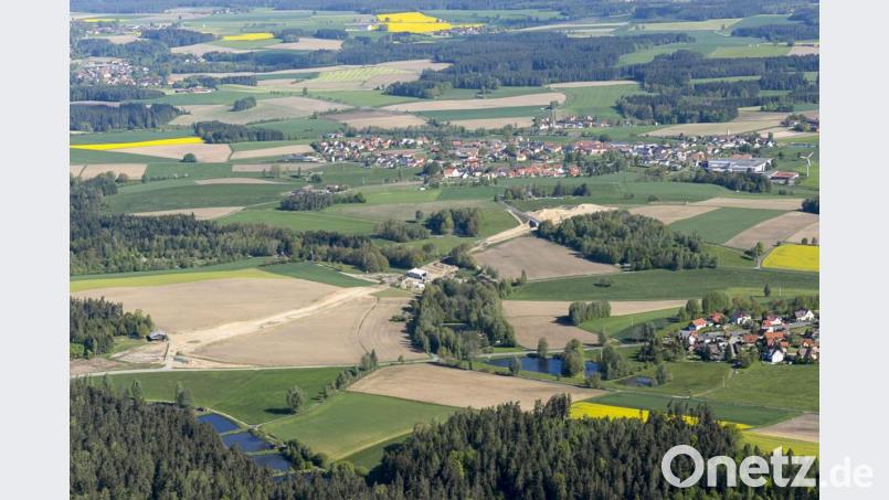 Voraussichtlich im Juli wird erst an der Ortsumgehung Plößberg weitergebaut. Im Bild der Stand der Baustelle Ende Mai: Die beiden Brückenbauwerke im Piengraben Richtung Schönkirch und bei der Kläranlage (Bildmitte) sowie die Straßeneinschnitte Richtung Wildenau (links im Bild). Bild: mür