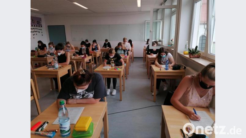 Köpfe rauchen in der Bismarckstraße in Weiden: Dort schreiben die angehenden Erzieher der Caritas-Fachakademie für Sozialpädagogik aktuell ihre Prüfungen. Bild: Karlheinz Binner/exb