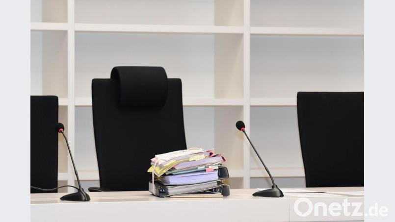 Am Landgericht Amberg liegen Akten für einen Prozess bereit. Wegen sexuellen Missbrauchs gab es für einen 46-Jährigen in erster Instanz eine Haftstrafe mit Bewährung. Das Landgericht kassierte dieses Urteil und schickte den Mann drei Jahre ins Gefängnis. Symbolbild: Petra Hartl