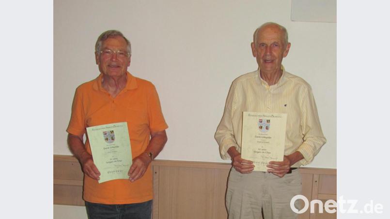 Der Männergesangverein Pressath ehrte Ulrich Schanz (links) für 25 Jahre und Siegfried Köstler (rechts) für 50 Jahre Vereinszugehörigkeit. Bild: is