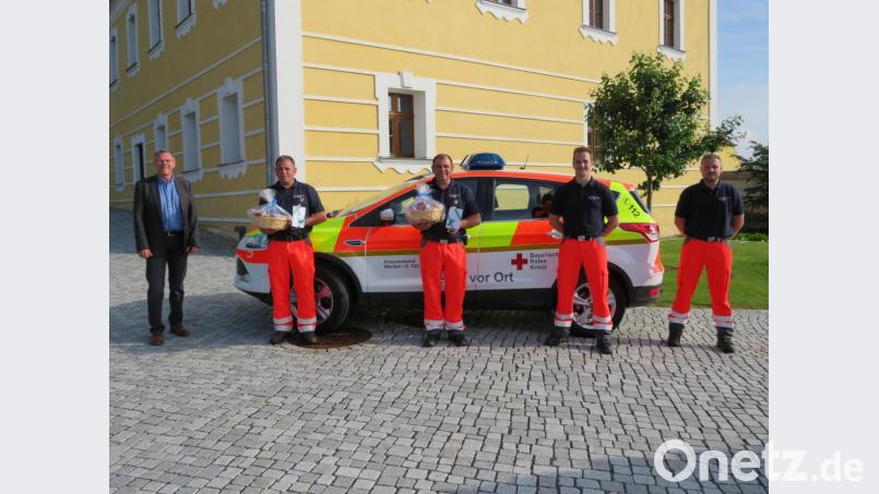 Vor dem mit neuen Beklebung versehenen Fahrzeuge stellten sich Bürgermeister Reinhard Sollfrank, Manfred Bösl, Christian Bösl, Peter Bäumler und Leon Bösl(von links) zum Erinnerungsfoto zusammen. Bild: adj