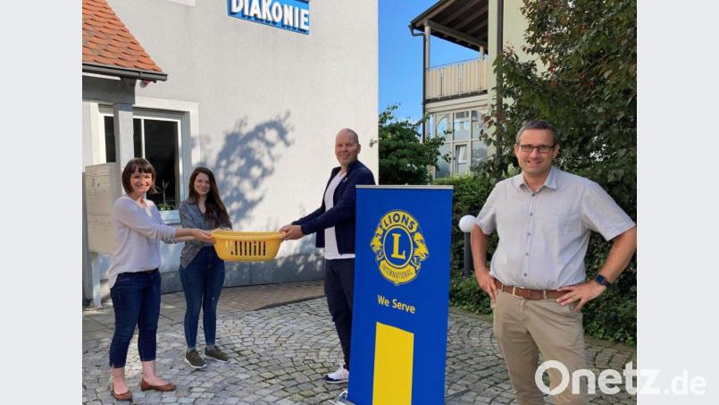 Die Spende erhalten (von links) Enikö Nagy und eine Frauenhaus-Mitarbeiterin vom neuen Präsident des Clubs Udo Zrenner und Past-Präsident Christian Schramek. Bild: Schramek/exb