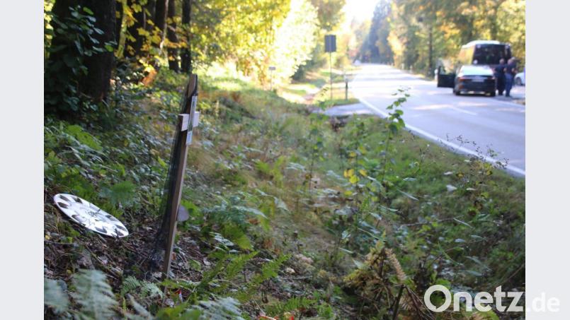 Gerichtliche Begehung der Unfallstelle bei Kalteck (Landkreis Cham), wo ein Familienvater durch einen Raser getötet und sein Sohn schwer verletzt worden war. Bild: jrh