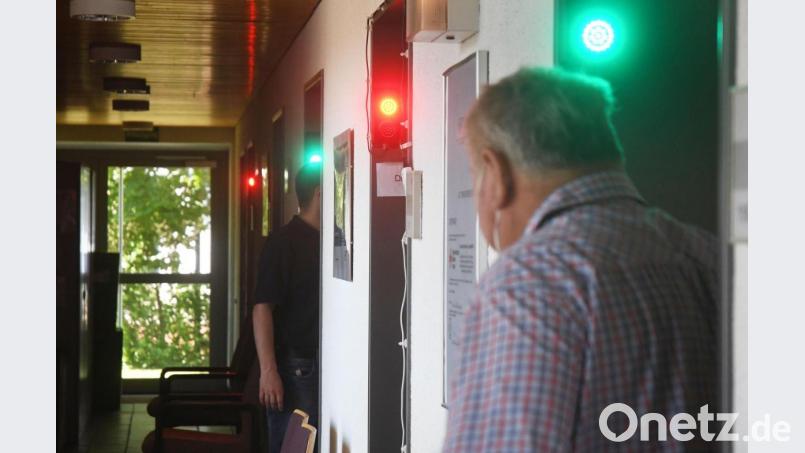 Rot heißt stehen und grün heißt gehen – bei den Arztzimmern für die Aufklärungsgespräche greifen die Mitarbeiter im Impfzentrum auf eine Ampelregelung zurück. Bild: Gabi Schönberger