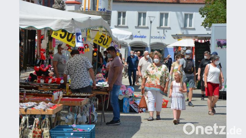 Gut besucht war am Sonntag der traditionsreiche Peter- und Paulmarkt. Erstmals seit Oktober 2019 fand wieder ein Jahrmarktsonntag in der Kreisstadt statt. Es galt Maskenpflicht und die Einbahnstraßenregelung. Bild: jr