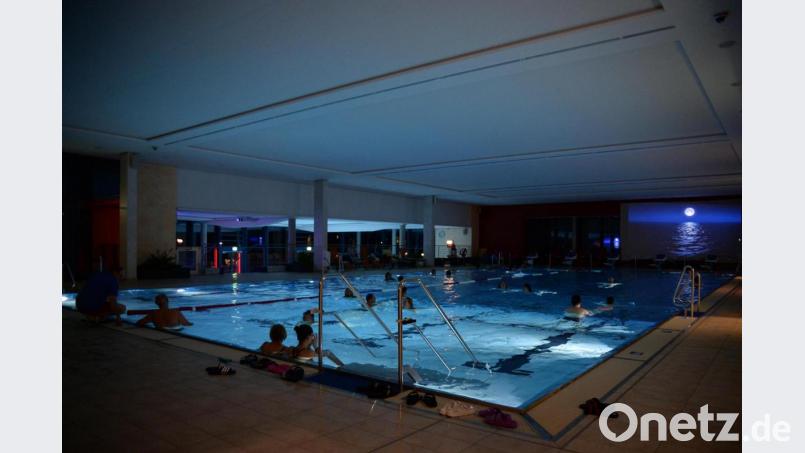 Das Kümmersbrucker Aktivbad KA2 öffnet wieder. Das Foto entstand beim &quot;Moonlight-Schwimmen&quot; vor Corona. Archivbild: brü