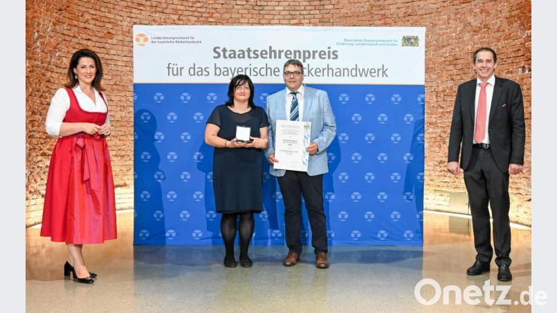 Staatsministerin Michaela Kaniber (links) und Landesinnungsmeister Heinrich Traublinger (rechts) überreichten Marion und Christian Glaab den Staatsehrenpreis für das bayerische Bäckerhandwerk. Bild: Tobias Hase/exb