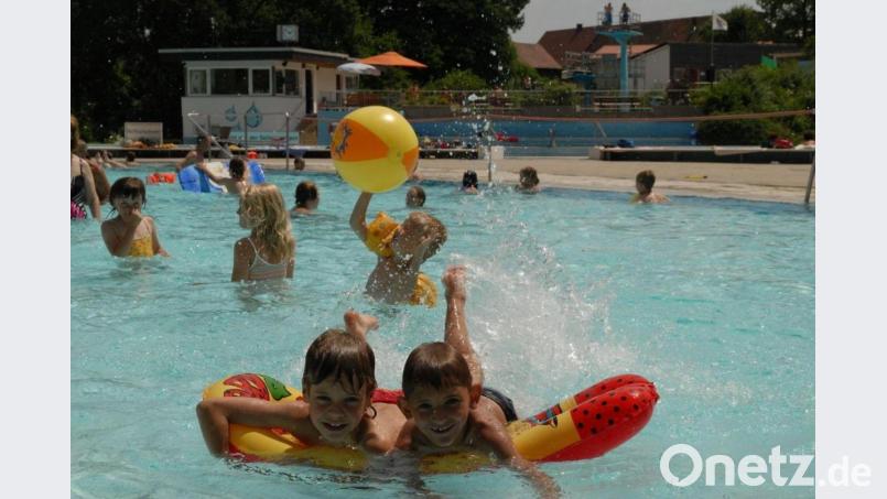 Wegen der Sanierung des Waldbades ist das fröhliche Planschen im Nichtschwimmerbecken 2021 nicht möglich. Kommendes Jahr soll dort ein abgetrenntes Lehrschwimmbecken eröffnet werden – und für Anfänger damit beste Bedingungen für ein professionelles Schwimmtraining herrschen. Archivbild: Petra Hartl