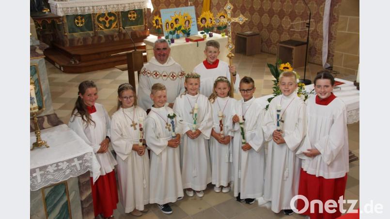 Diese sechs Kinder aus den Ortsteilen Wildeppenried und Gartenried haben am Sonntag zum ersten Mal die Heilige Kommunion empfangen. Mit im Bild Pfarrer Alfons Kaufmann und die Ministranten. Bild: frd