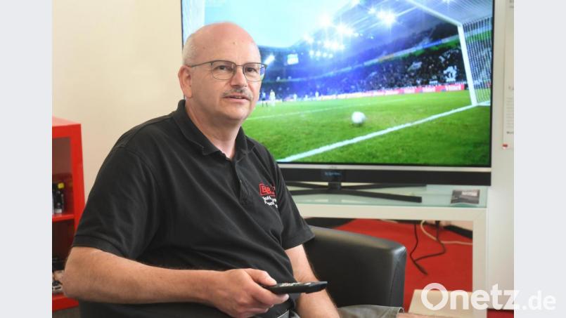 Der entscheidende Moment, wenn der Ball im Tor landet. Jürgen Gebhardt von EGBS Elektro- und Fernsehtechnik in Weiden gibt Auskunft über die zeitlichen Verzögerungen der verschiedenen Übertragungswege. Bild: Gabi Schönberger