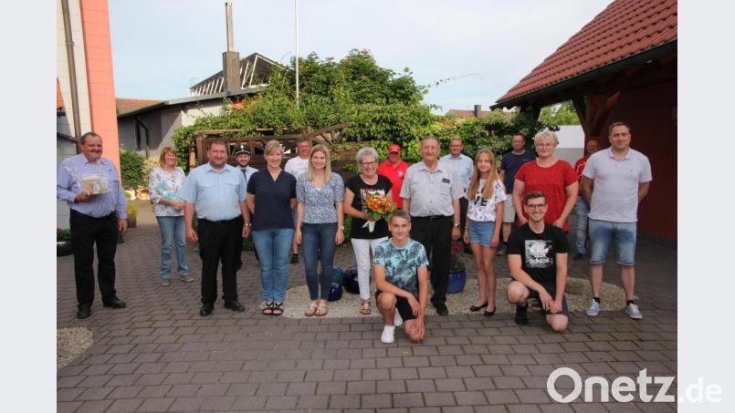 Michael Heldwein mit seiner Ehefrau Lieselotte, seinen beiden Kindern mit Familie und den Vertretener der Thanhausener Vereine. Am Vorabend seines 75. Geburtstags empfing der "Tausendsassa" des ehrenamtlichen Engagements viele Gäste. Bild: kro