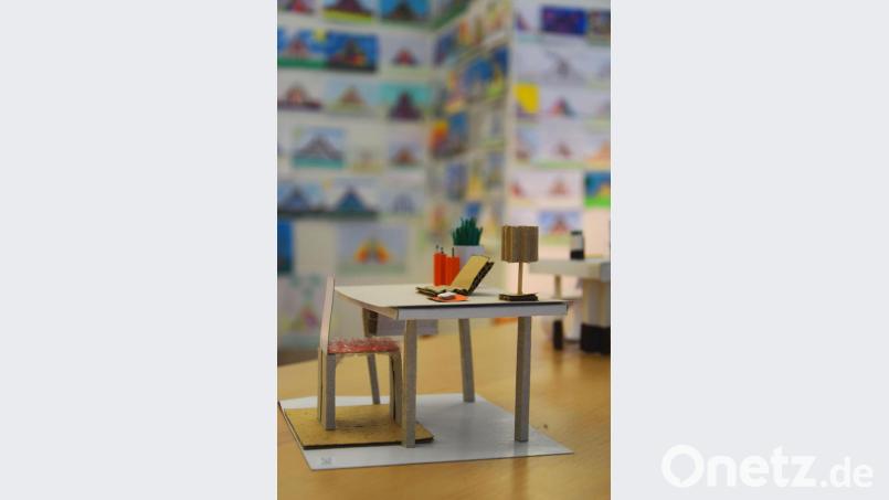 Beispiele aus der Ausstellung mit Schülerarbeiten in der Lounge des Amberger Stadtmuseums. Es wurde nicht nur gemalt und gezeichnet, auch dreidimensionale Modelle sind entstanden. Bild: J. Riß/exb