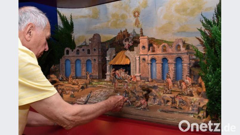 Alfred Mehler sucht die richtigen Plätze für die filigranen und empfindlichen Figuren. Der Augsburger Sammler und Verkäufer der Krippe, Peter Riolini, hat den Aufbau exakt vorgegeben. Bild: tsp