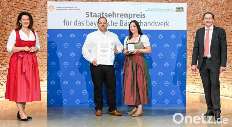 Staatsministerin Michaela Kaniber (links) und Landesinnungsmeister Heinrich Traublinger (rechts) überreichten an Sebastian und Felicitas Wellnhofer den Staatsehrenpreis für das bayerische Bäckerhandwerk. Bild: Tobias Hase/exb