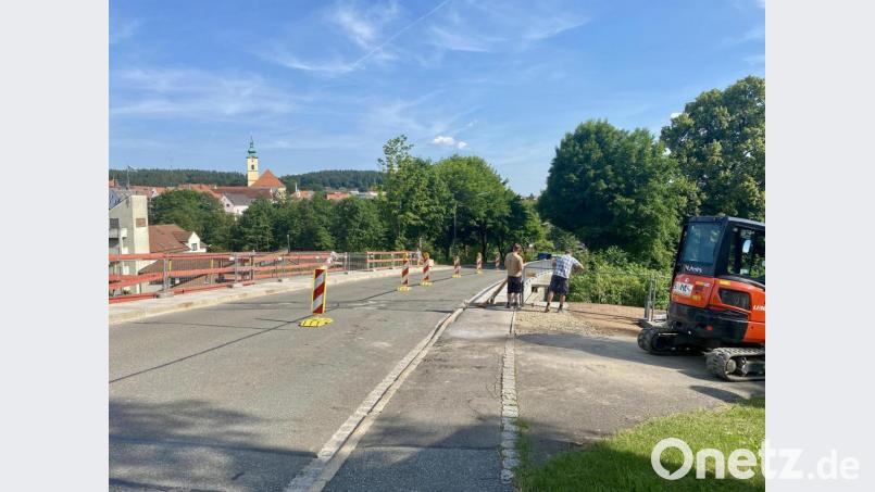 In dieser Woche wird der Gehweg in Fahrtrichtung Weiden erneuert, gleichzeitig wird nachts, wenn nur wenige Züge fahren, das Entwässerungsrohr gewechselt, so dass es für die Bahn und deren Kunden zu keinen Behinderungen kommt. Bild: Eichl
