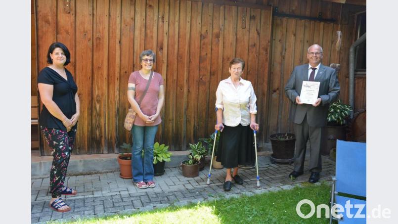 Elisabeth Ney feierte jetzt 85. Geburtstag. Von links Pia Lang (Ehefrau von Enkel Torsten), Seniorenbeauftragte Beate Ott, Elisabeth Ney und Bürgermeister Klaus Meyer. Bild: jr