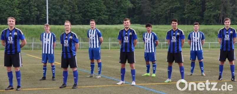 Die ‚Neuen‘ im Herrenkader des SV Raigering: (von links) Vinzenz Stemp, Sebastian Friedrich, Maximilian Kleinod, Felix Ponath, Bastian Jokiel, Lukas Franz, Maxi Ottmann, Leon Lubritz und Joshua Hammer. Es fehlen Andreas Dietrich, Luca Lubritz und Luca Schärtl. Bild: Koppitz/exb