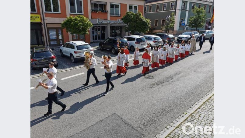 Mit musikalischen Klängen des Kirchen-Bläserquartetts gings in einer kleinen Prozession vom Pfarrhof in die Pfarrkirche. Bild: gz