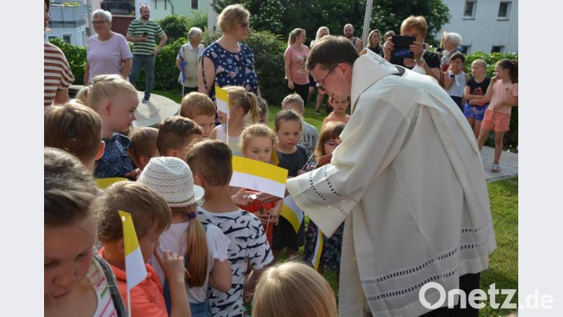 Neupriester Bastian Neumann dankte den Kindern für ihren Beitrag mit süßen Geschenken. Bild: jr