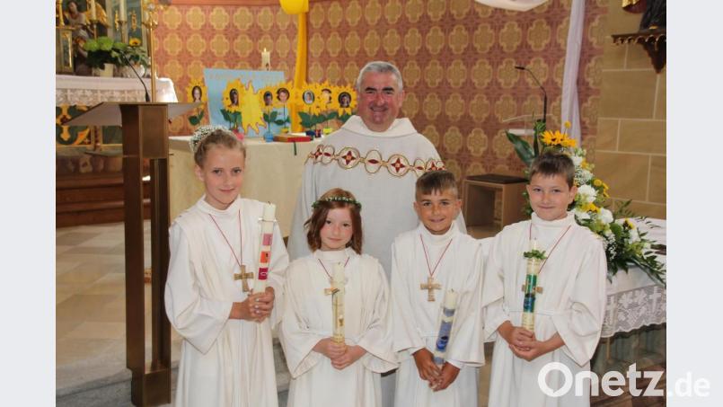 Am Samstag haben diese vier Kinder aus Wildstein und Kühried aus der Hand von Stadtpfarrer Alfons Kaufmann zum ersten Mal das Sakrament der Heiligen Kommunion empfangen. Bild: frd