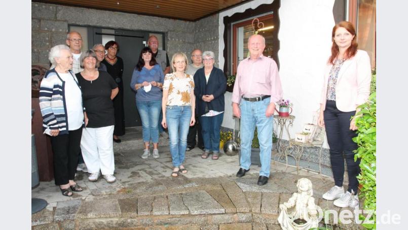 Bürgermeisterin Marina Hirnet (rechts) zeichnet treue Urlaubsgäste aus. Bild: pi