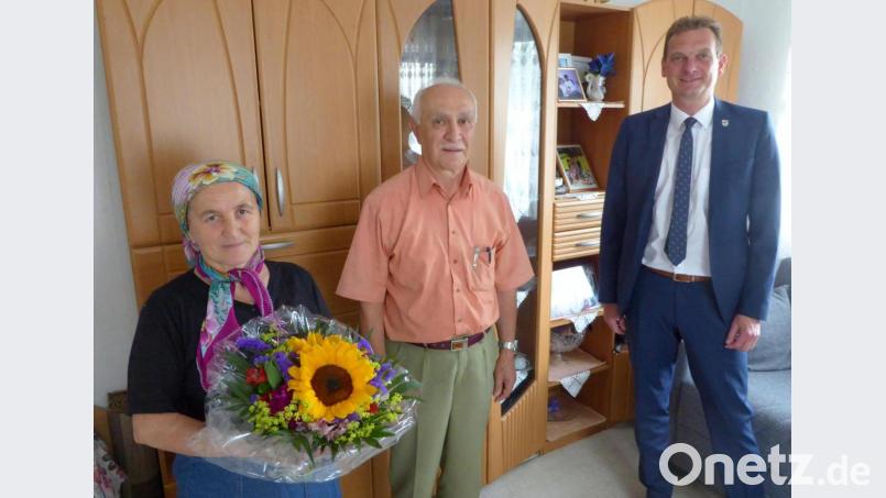 Bürgermeister Ernst Schicketanz gratuliert Gülizar und Aydin Tiryaki (von links) zur goldenen Hochzeit. Bild: fsb