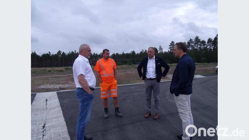 Zuständig für den Betrieb der Wasserleitung: Bürgermeister Richard Kammerer mit seinem Bauhofmitarbeiter, links Bürgermeister Ludwig Biller, rechts Manuel Zwick, Geschäftsführer Ingenieurbüro Zwick Bild: gmü