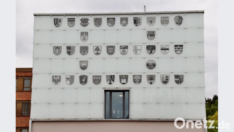 Die Glasfassade am Neubau des Landratsamts zeigt neben dem Wappen des Landkreises die Wappen der kreiszugehörigen Gemeinden. Eines sticht heraus, es ist rund und eigentlich kein Wappen (zweite Reihe von unten). Bild: td