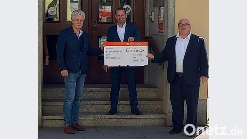 Vorstandsvorsitzender Gerhard Hösl (Mitte) und Ulrich Höcker, Leiter der Geschäftsstelle Floß, reichen den symbolischen Spendenscheck an Bürgermeister
Robert Lindner (links) weiter. Bild: Sparkasse Floß/exb