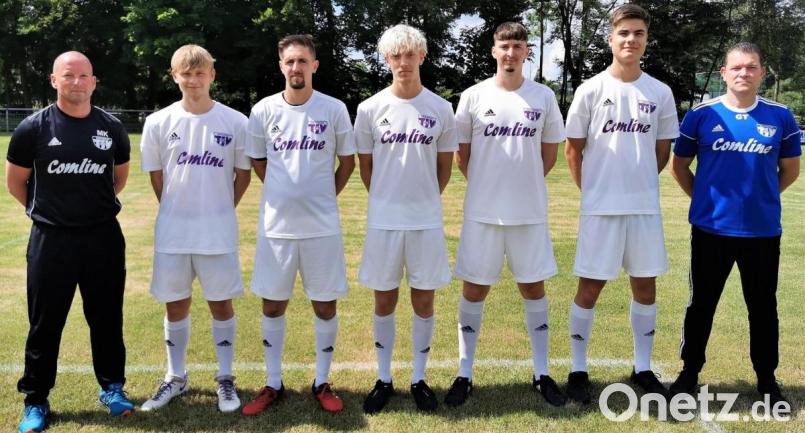 Die Neuzugänge des TSV Detag Wernberg: Trainer Markus Kipry (von links), Fabio Schmidt, Michael Weig, Noel Schwägerl, Edi Lenz, Michael Schütz und der Sportliche Leiter Thomas Gietl. Bild: lfj