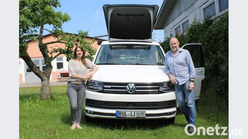 Um den nötigen Abstand zur Arbeit zu bekommen, steigen Renate Brandl und Lothar Gruber regelmäßig in ihren Bulli. Bild: Evi Wagner