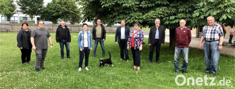 Der Vorstand der Freien Wähler Waldsassen zusammen mit den Mitgliedern der Stadtratsfraktion als beratende Mitglieder. Mit dabei ist auch Lothar Siller (Zweiter von rechts), der nach 24 Jahren aus dem Vorstand verabschiedet wurde. Bild: Freie Wähler Waldsassen/exb