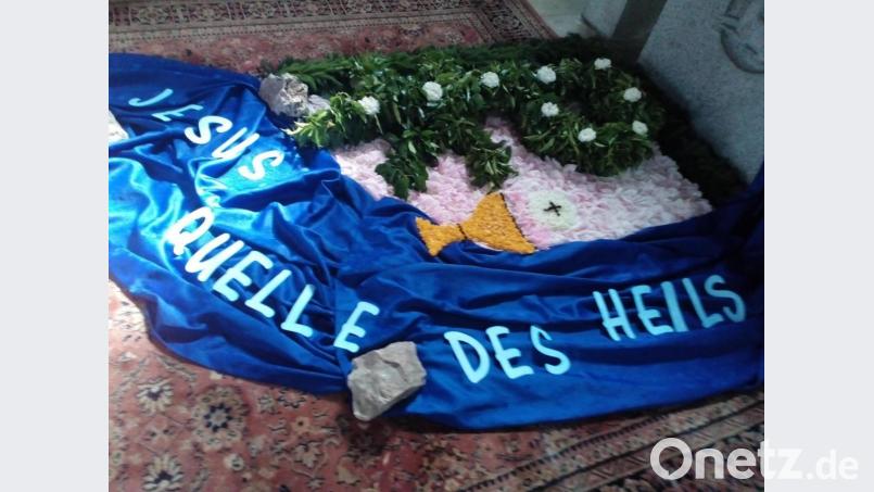 Mit einem Blumenteppich überraschten die Gläubigen der Expositurgemeinde Mariä Heimsuchung ihren Pfarrer. Bild: fpoz
