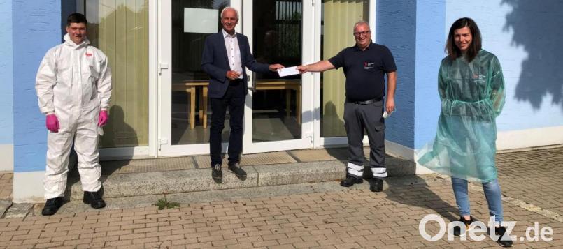 Nach insgesamt zwölf Testabenden überreichte Neusorgs Bürgermeister Peter König (Zweiter von links) vor der Rektor-Haindl-Aula an stellvertretenden BRK-Bereitschaftsleiter Jörg Müller (Zweiter von rechts) im Beisein der Bereitschaftsmitglieder Katharina Binner und Nico Bodner ein Kuvert mit einem Geldbetrag. Bild: öt
