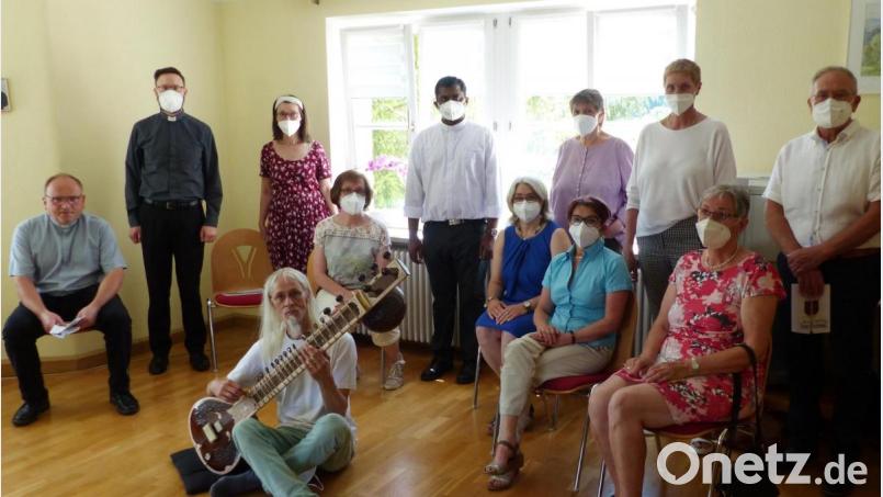 Haben das neue Kastler Trauercafe in einer Feierstunde aus der Taufe gehoben (von links): Dekan Elmar Spröttle, Pfarrer Johannes Arweck, Waltraud Geitner, Pfarrvikar Thomas Sanikommmula, Andrea Brusko-Ulrich, Hilde Forst, Angela Häring, Monika Breunig, Elisabeth Weigl und Georg Fröhler sowie Bernd Roithmeier mit seiner Sitar (in der Mitte sitzend). Bild: jp