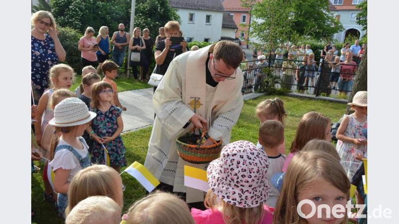 Neupriester Bastian Neumann dankte den Kindern für ihre Glückwünsche mit süßen Geschenken. Bild: jr