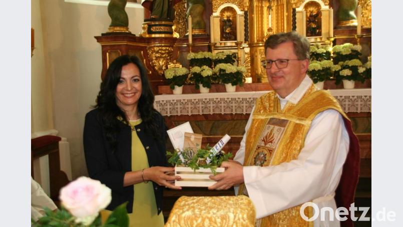 Bürgermeisterin Margit Bayer überreichte ein kleines Präsent. Bild: fpoz