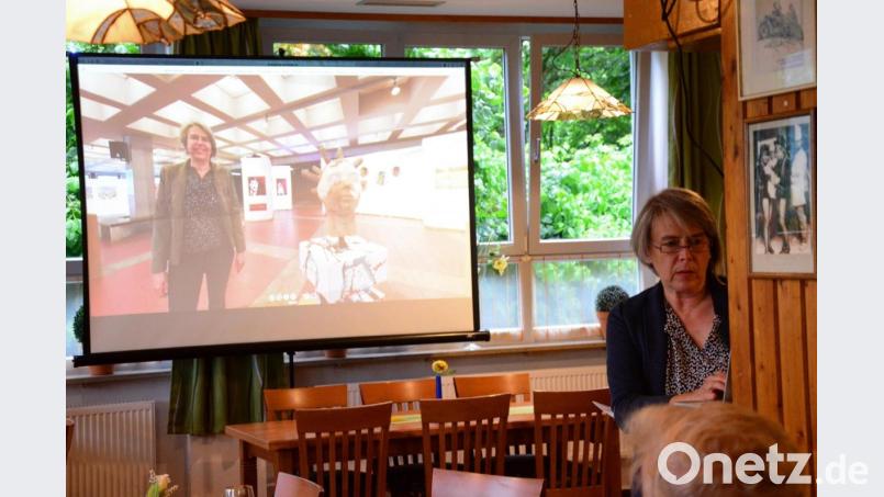 Irene Fritz führt die virtuelle Ausstellung vor. "Wenn die Realschule mal nicht mehr ist, haben wir ein Zeitdokument." Bild: Kunz