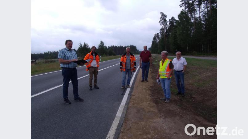 Eine großzügige Einfahrt ermöglicht auch größeren Fahrzeugen eine bequeme Zufahrt zum neuen Gewerbegebiet. Das stellten Mitarbeiter der Baufirma, des Planungsbüors und des Staatlichen Straßenbauamts Amberg-Sulzbach auch vor Ort fest. Bild: gmü