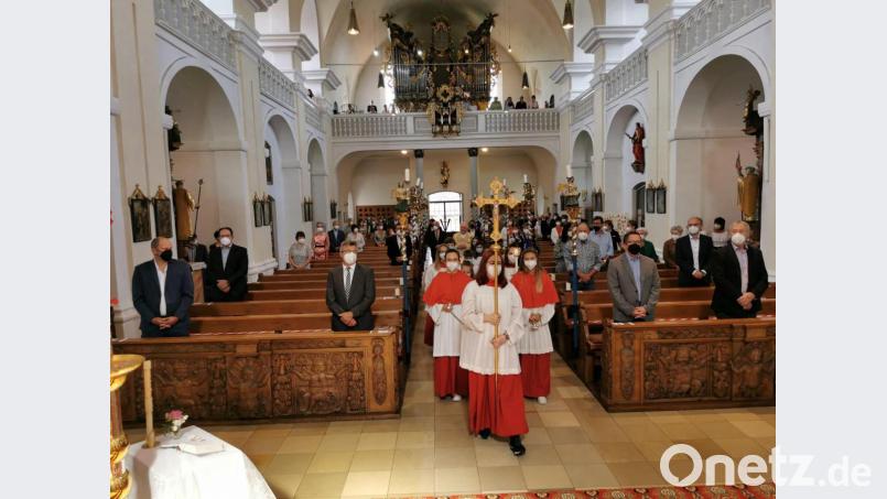 In den Kreis der Kirchenbesucher mischten sich die drei Bürgermeister und Fraktionssprecher der Marktgemeinde und Abordnungen kirchlicher Organisationen. Bild: gz