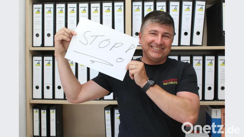Elektromeister Dietmar Forster hat gelernt, regelmäßig Stopp zu sagen. Bild: Evi Wagner