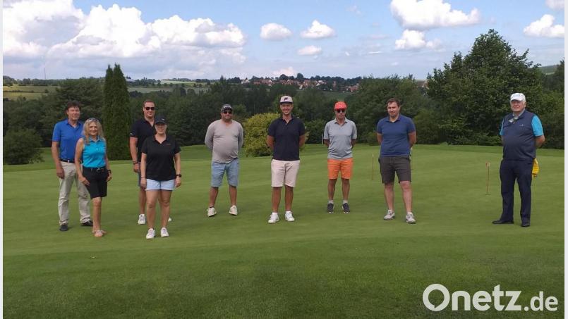 Die erfolgreichsten Teilnehmer beim Gründungsturnier des Golfclubs Stiftland (von links): Bernhard Burger, Monika Burger, Chris Burger, Franziska Grauvogel, Andy Kern, Klaus Mayerhöfer, Otto Gradl, Noah Wild und Präsident Wolfgang Ries. Bild: exb/Golfclub Stiftland