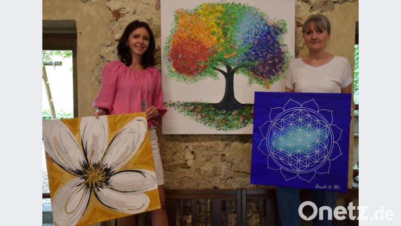 &quot;Farbe ins Leben holen&quot;, so überschreibt die gebürtige Schmidmühlenerin und jetzt in Kümmersbruck wohnende Künstlerin Manuela Kölbl (links) ihre Ausstellung in der Hammermühle bei Beate Schaller (rechts). Ihr Lebensbaum, das Bild im Hintergrund, ist natürlich mit dabei. Bild: bö
